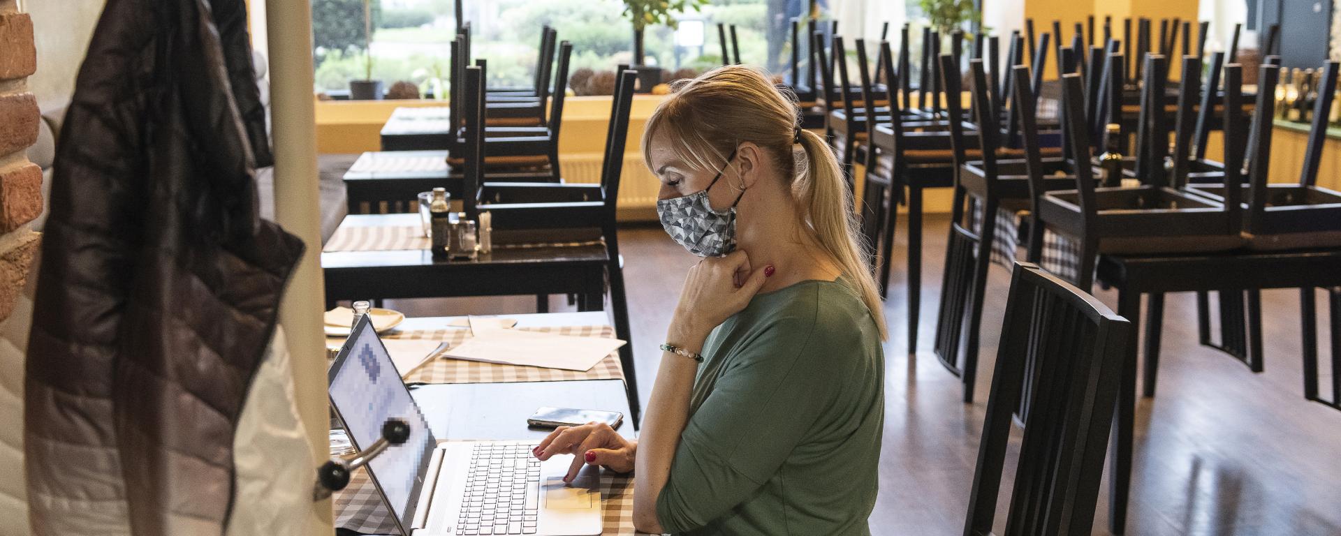 Nyíregyháza, 2020. november 11. A tulajdonos a könyvelésen dolgozik bezárt olasz éttermében Nyíregyházán 2020. november 11-én. A kormány legújabb védelmi intézkedései szerint ettől a naptól az éttermek nem fogadhatnak vendéget. Az étteremben csak az étel elvitele céljából tartózkodhat vendég. MTI/Balázs Attila