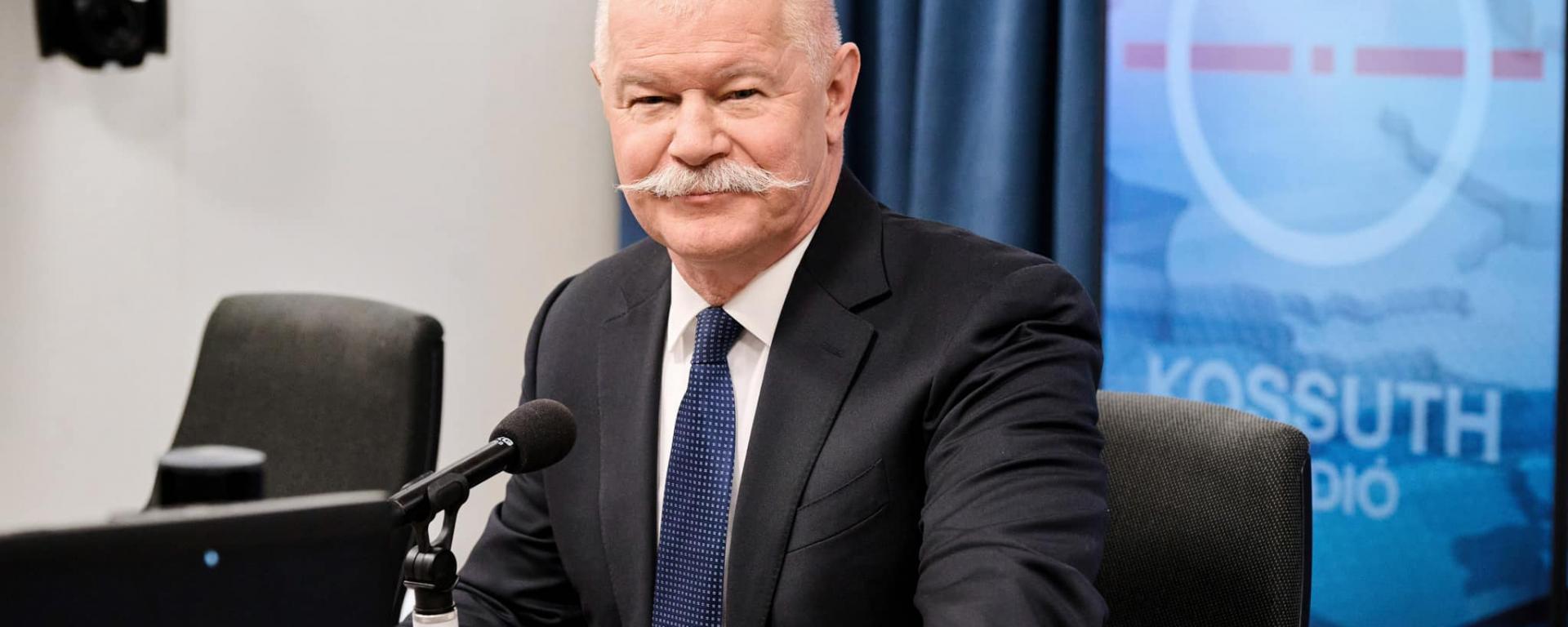 Csák János havonta egyszer Az este című rádióműsor házigazdájaként jelentkezik