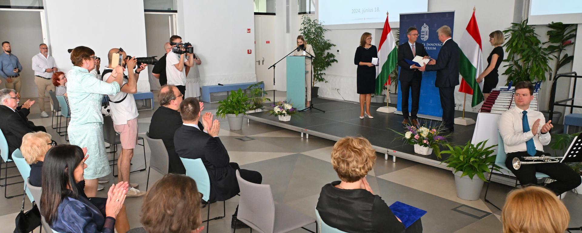 z Apáczai Csere János-díjak és az oktatói szolgálati emlékérmek átadása