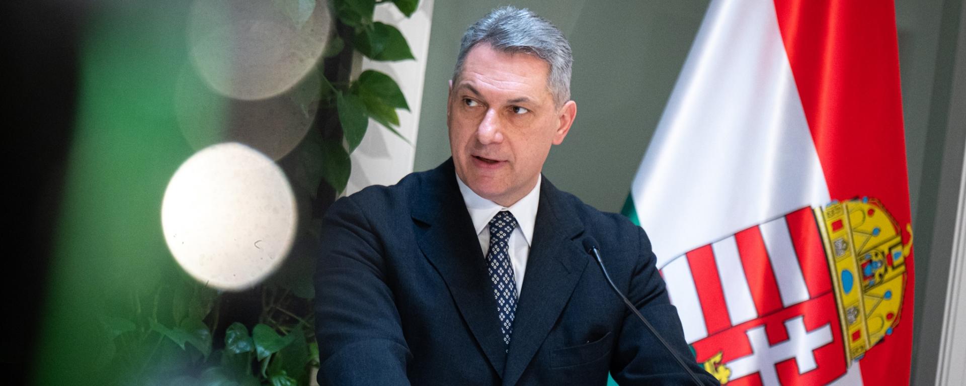 Lázár János tízpontos vállalást tett a közösségi közlekedés színvonalának javítására