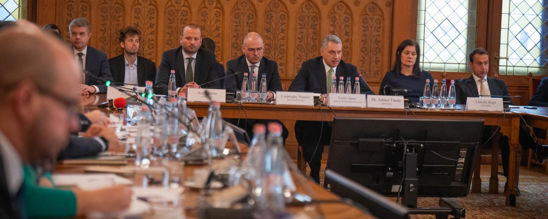 Lázár János a vasúti közlekedéssel kapcsolatos akcióterv legfőbb elemeit ismertette a gazdasági bizottság előtt