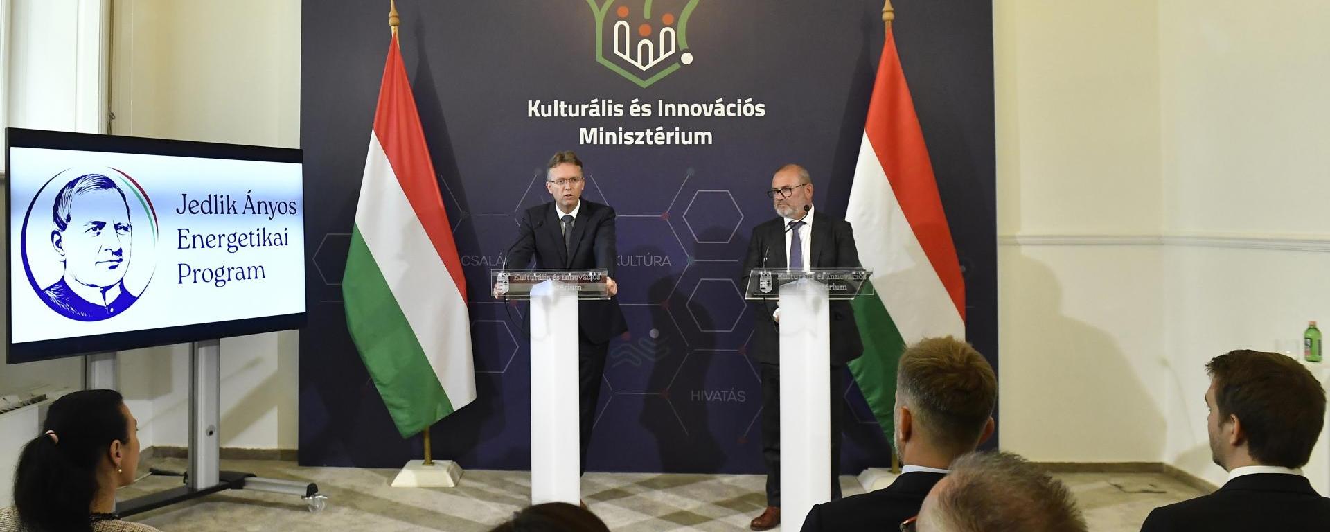 Hankó Balázs kulturális és innovációs miniszter és Lantos Csaba energiaügyi miniszter az energetikai korszerűsítési program újabb elemének indulását bejelentő sajtótájékoztatón