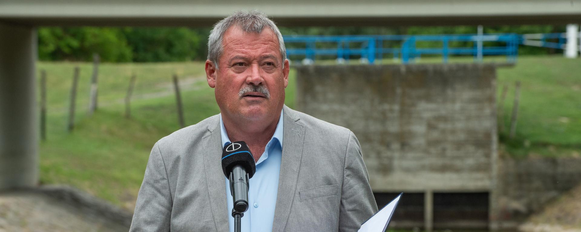 V. Németh Zsolt, az Energiaügyi Minisztérium vízgazdálkodásért felelős államtitkára a tolnai Holt-Duna vízpótlásáról tartott sajtótájékoztatón Bogyiszló határában, a Kutyatanyai-zsilipnél 2025. augusztus 4-én.