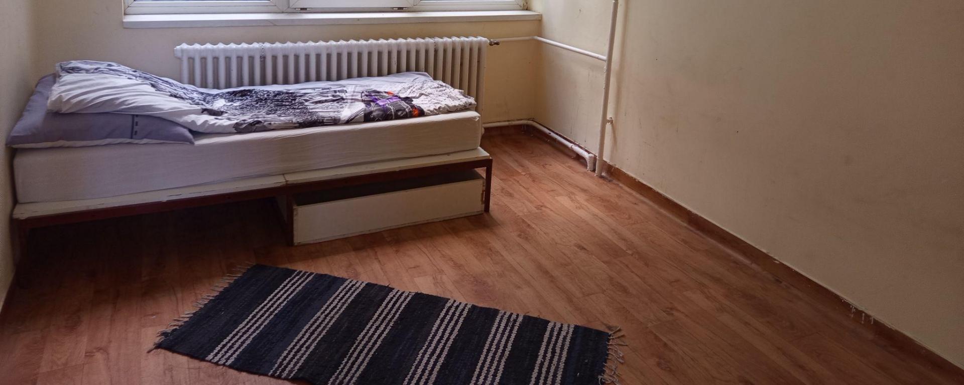 bútorok nélküli szoba a gyermekvédelemben
