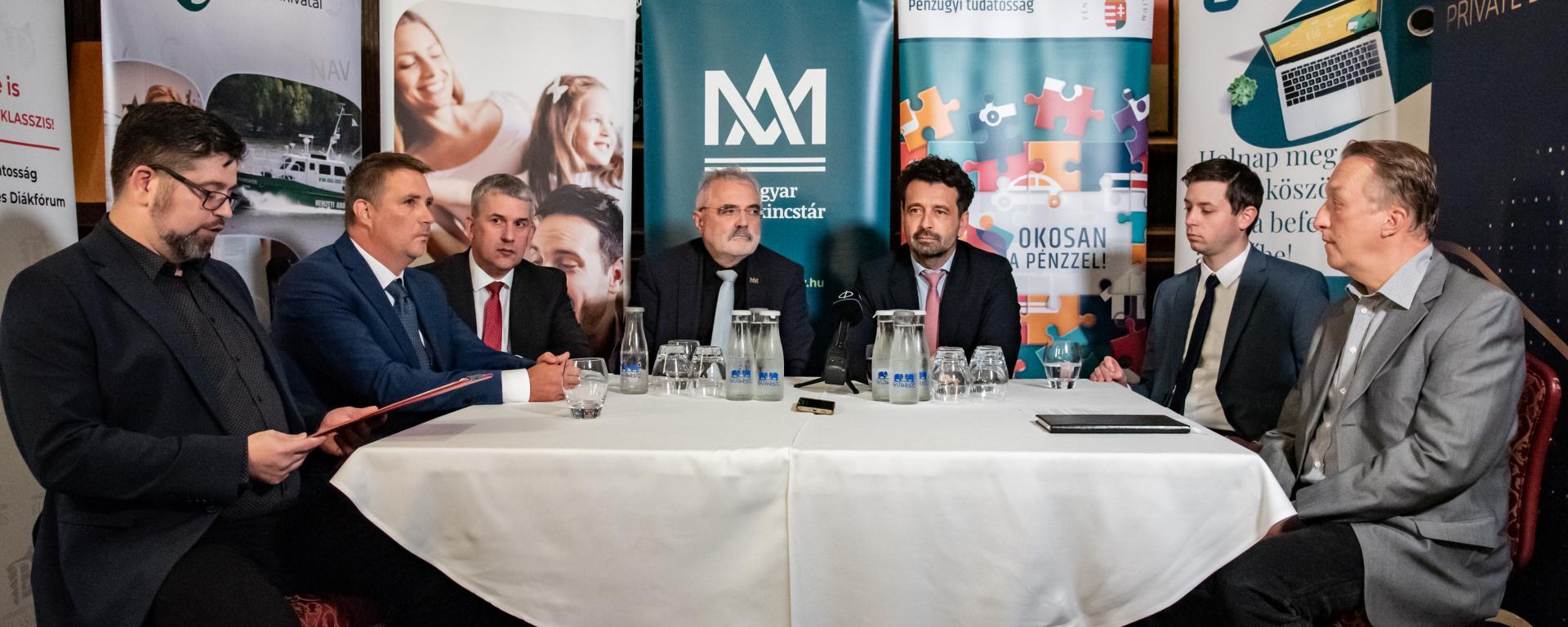 pénzügyi junior klasszis