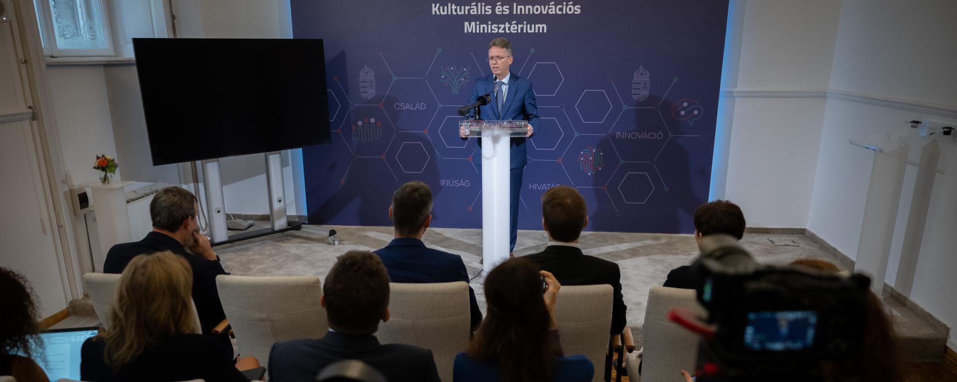 Hankó Balázs: hatvan iskolában indul MI-kurzus idén ősszel