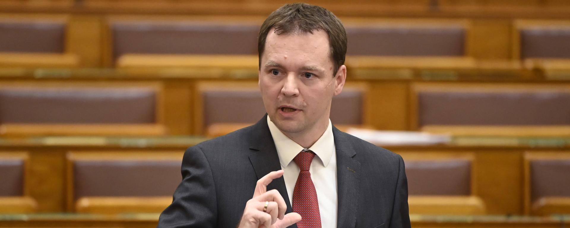 Budapest, 2021. december 13. Izer Norbert pénzügyminisztériumi államtitkár az Országgyűlés plenáris ülésén 2021. december 13-án. MTI/Kovács Tamás