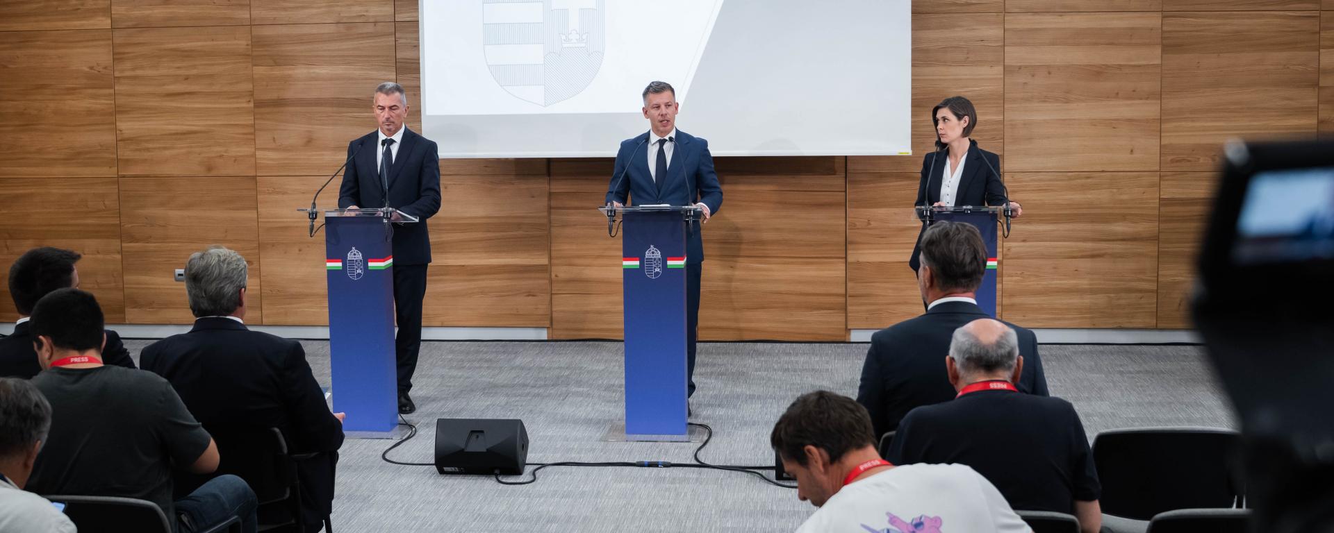 Az energetikai helyzetről tartott tájékoztatót Pakson a kormányfő