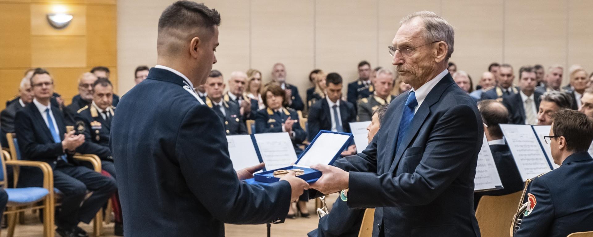 Elismerések a rendőrség és a tűzoltóság napja alkalmából