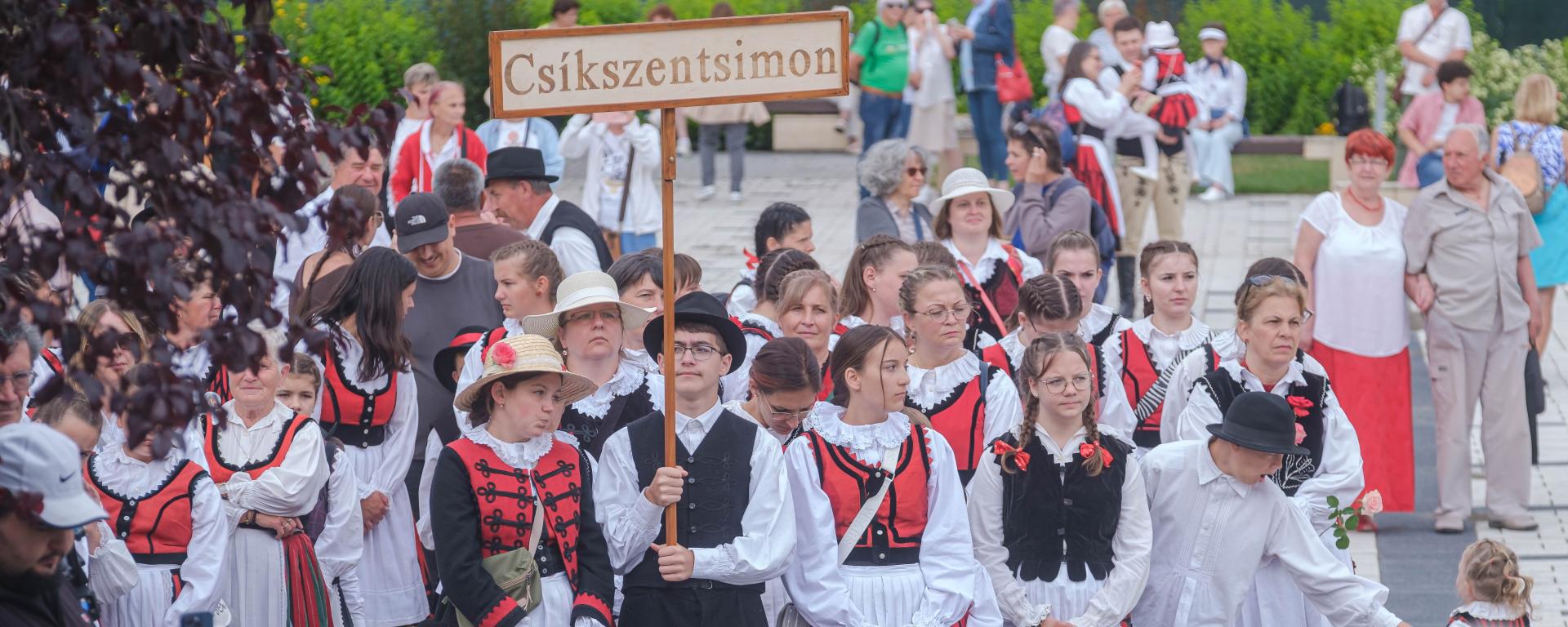 Résztvevők gyülekeznek az Ezer Székely Leány Napja rendezvényen Csíkszereda főterén 2026. július 4-én. Veres Nándor / MTI