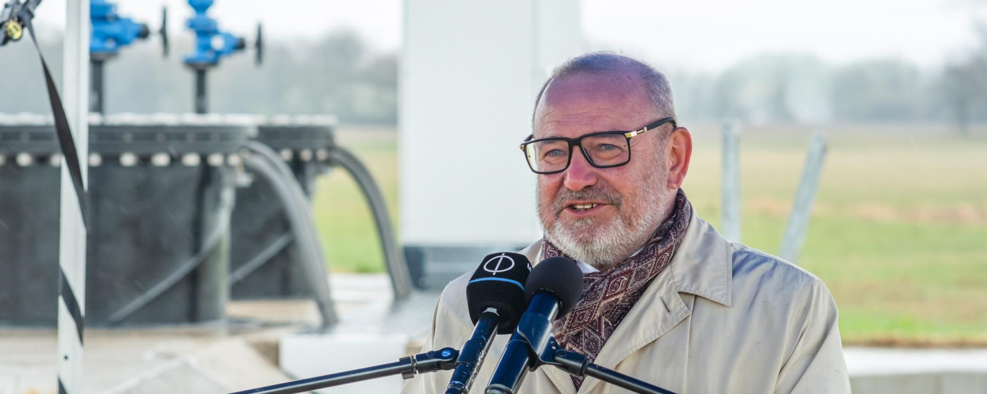 Lantos Csaba energiaügyi miniszter a Homokháti vízpótlás befejező ütemének kiépítéséről tartott sajtótájékoztatón a Zákányszék határában lévő Lódri Szivattyútelepen 2026. március 30-án.