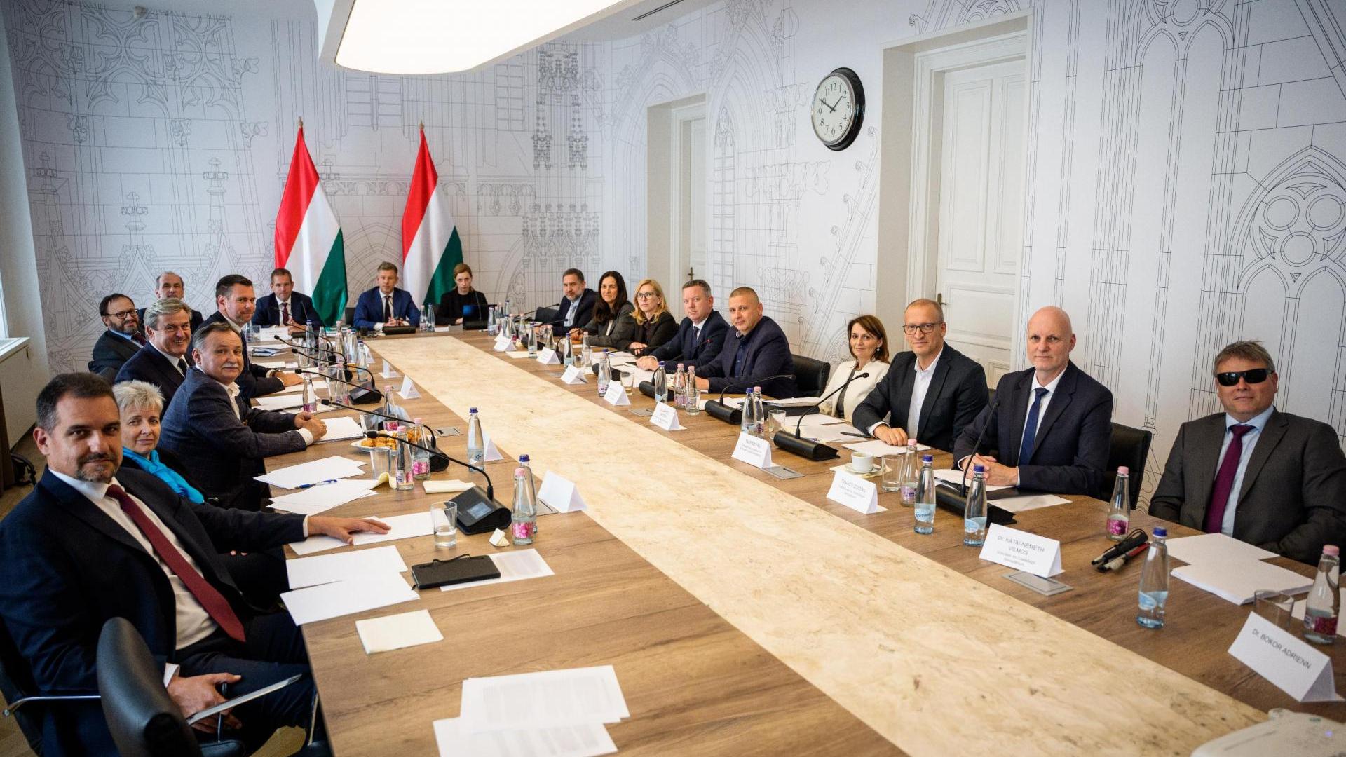 Átvilágításokkal és gyors döntésekkel indított a kormány