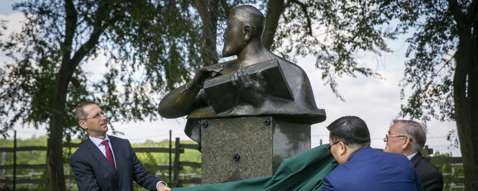 Abaj Kunanbajev kazah költő szobrának avatása, Lakitelek, 2021. augusztus 26.