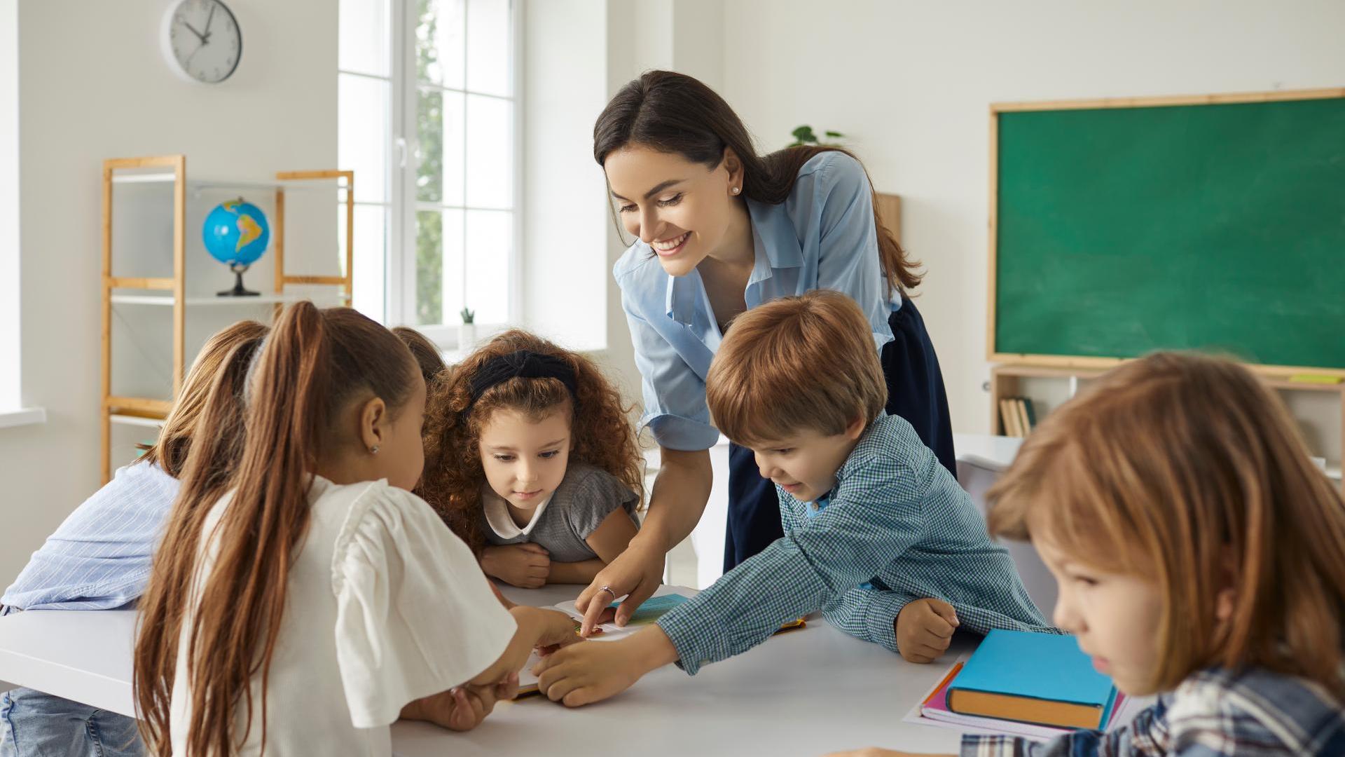 Újabb 10 százalékkal emelkedik a tanítók, a tanárok és az óvónők bére
