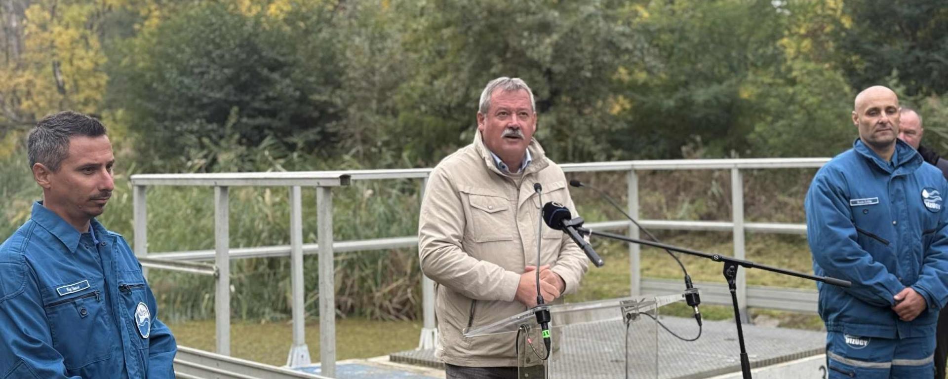 V. Németh Zsolt beszédet mond az Energiaügyi Minisztérium, az Országos Vízügyi Főigazgatóság és a Közép-Tisza-vidéki Vízügyi Igazgatóság sajtótájékoztatóján