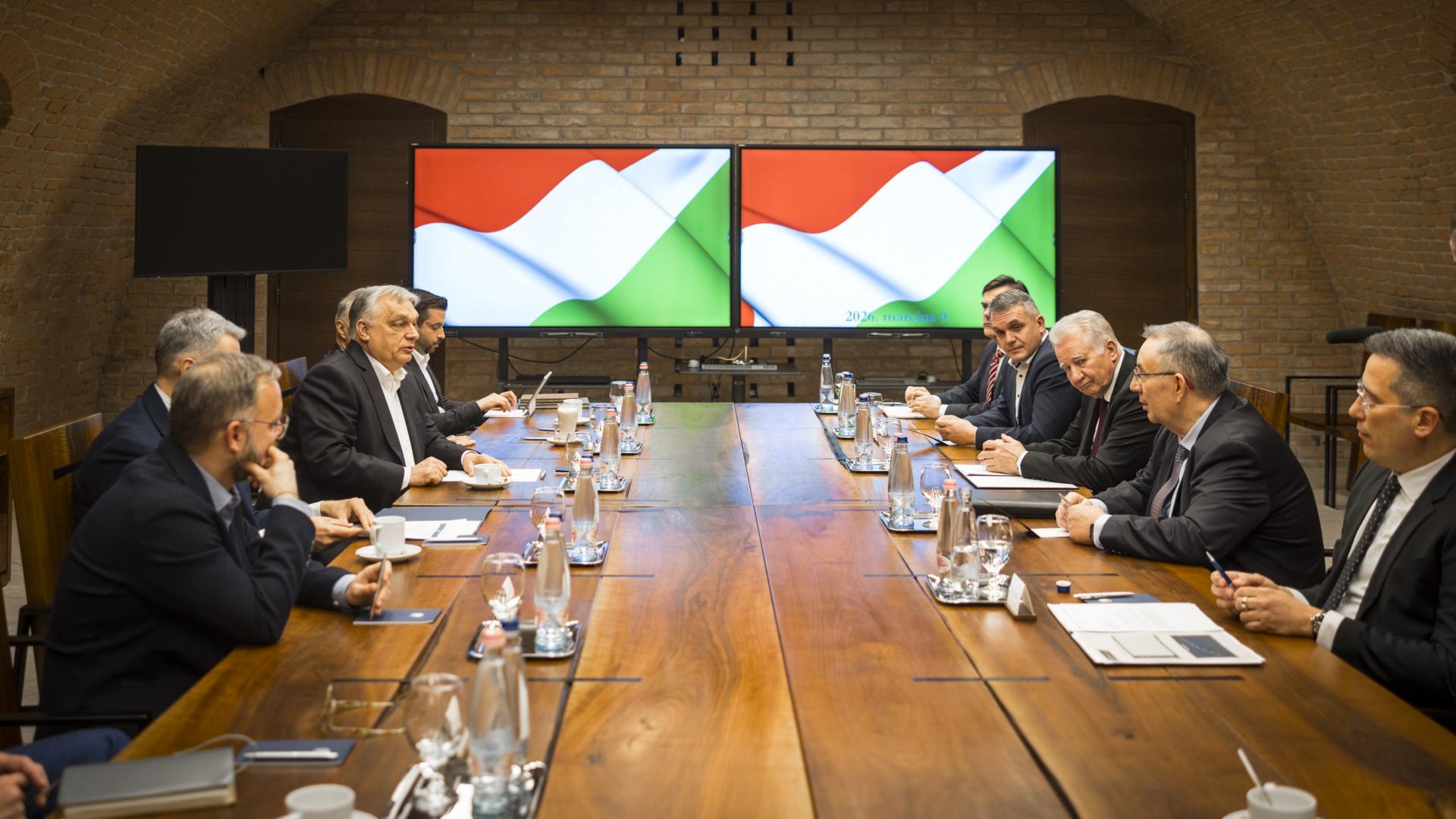 Orbán Viktor a gazdaszervezetek és a fuvarozók képviselőivel egyeztetett