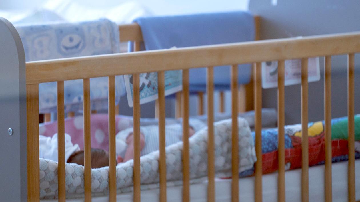 Segítő kezek a kórházban maradt gyermekek mellett