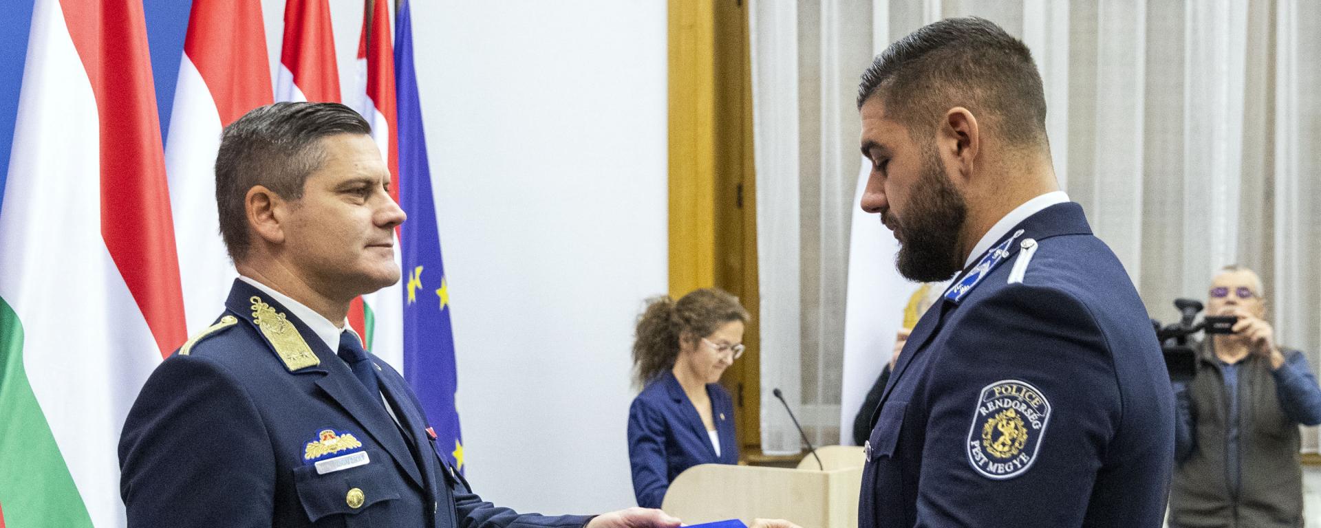 Elismerés az erőszakos embercsempészeket elfogó rendőröknek_f3
