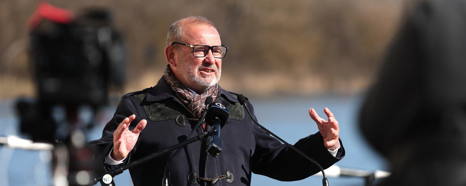 Lantos Csaba energiaügyi miniszter a Félhalmi-holtág tározási célú fejlesztéséről szóló projektindító sajtótájékoztatón a békésszentandrási duzzasztónál 2026. február 26-án. MTI/Lehoczky Péter