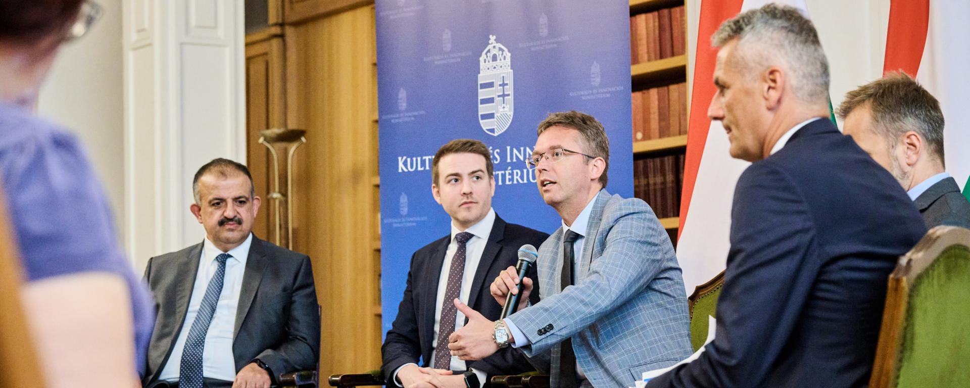 sajtótájékoztató