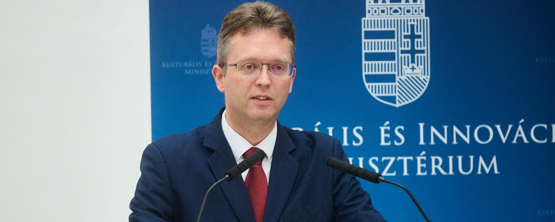 Hankó Balázs: a digitalizáció a képzésekben, a tananyagban és a módszertanban is megjelenik