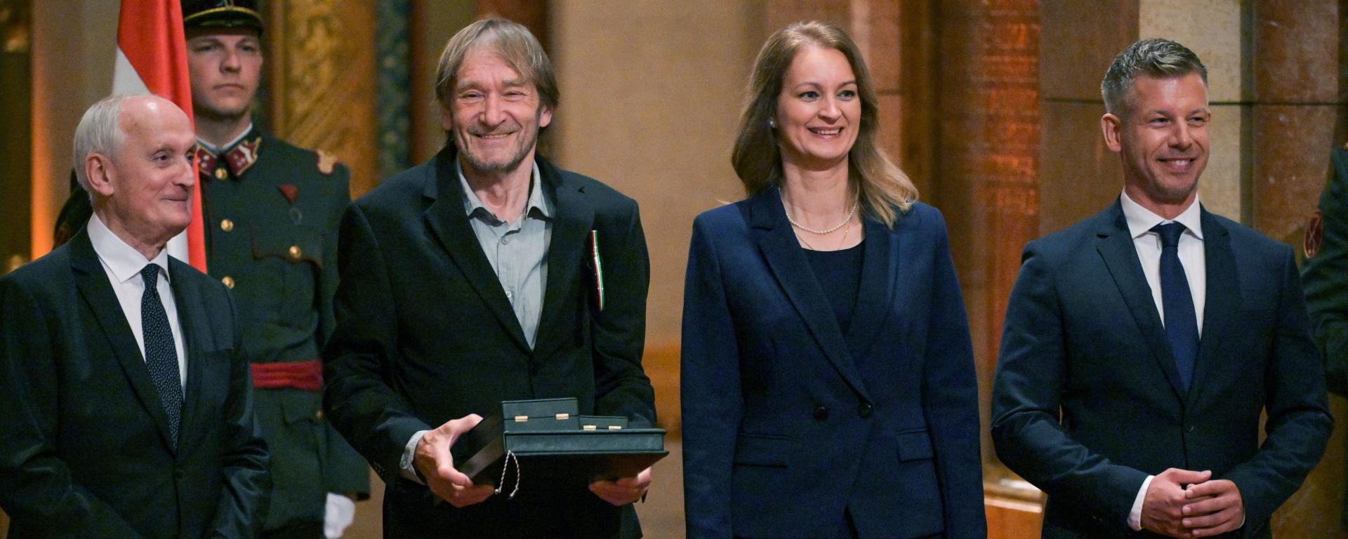 Cserhalmi György Kossuth-díjas színművész, a nemzet színésze, miután átvette a Magyar Érdemrend nagykeresztjét Baka András köztársasági elnöktől, Magyar Péter miniszterelnöktől és Forsthoffer Ágnestől, a Országgyűlés elnökétől az állami kitüntetések átadásán az államalapítás és Szent István király ünnepén az Országház kupolacsarnokában 2026. augusztus 20-án (fotó: MTI/Purger Tamás)