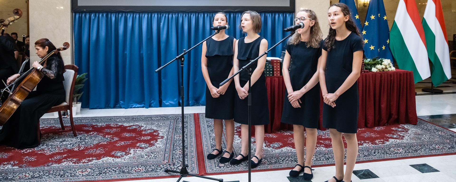 Állami kitüntetéseket adott át a nemzeti ünnep alkalmából a belügyminiszter_fejléc