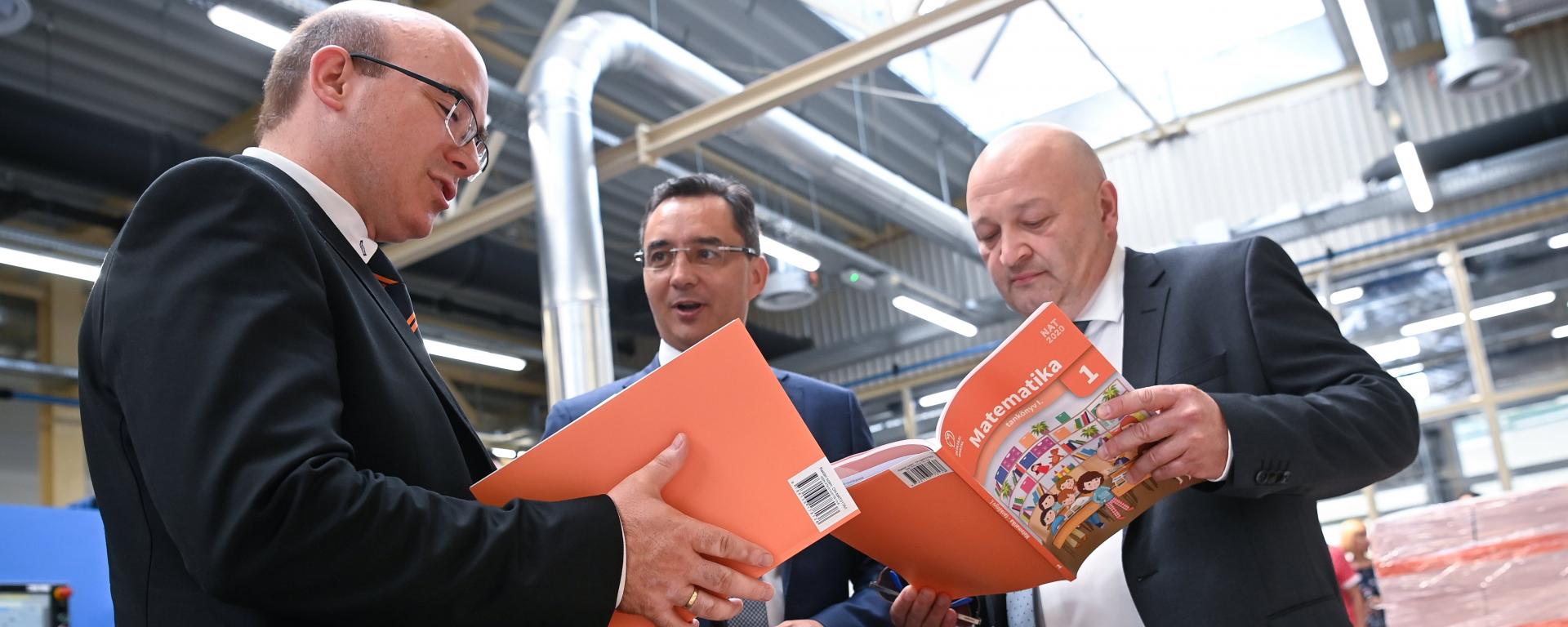 Tankönyv sajtótájékoztató MTI fotó