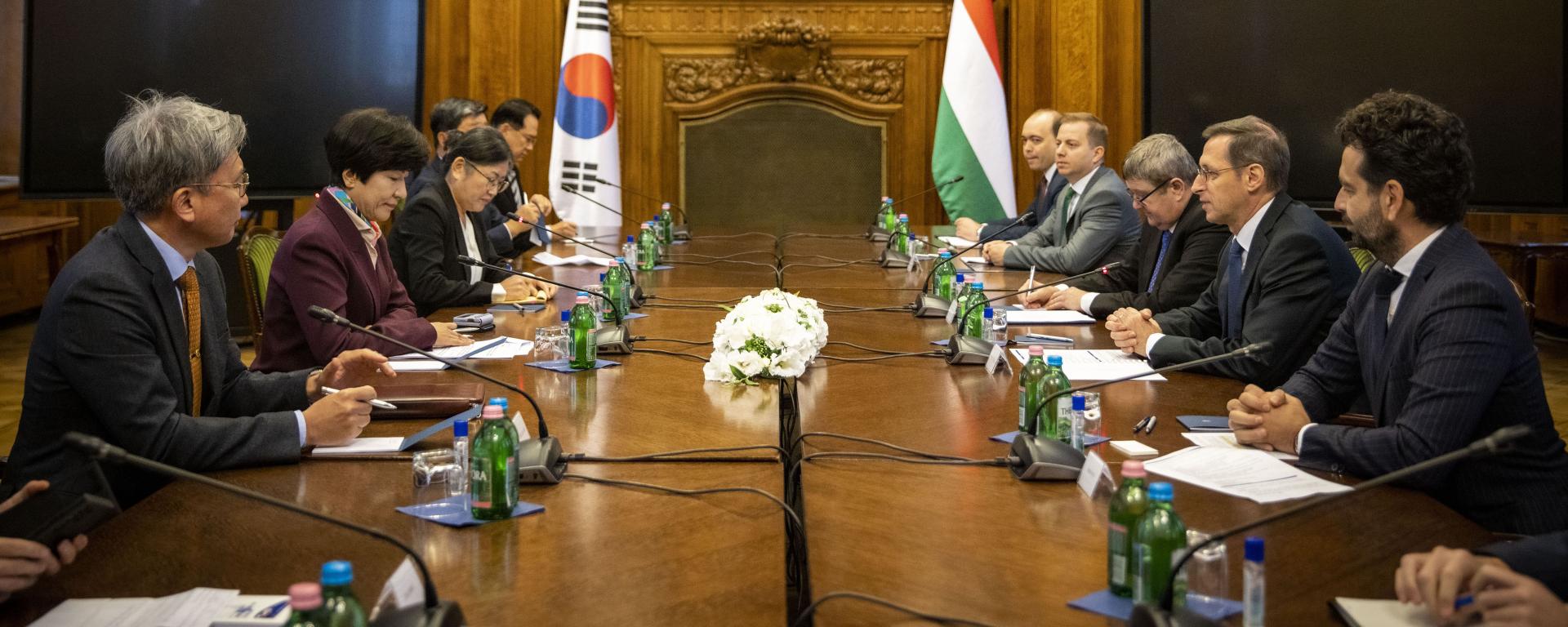 Varga Mihály találkozója Kim Young-joo-val