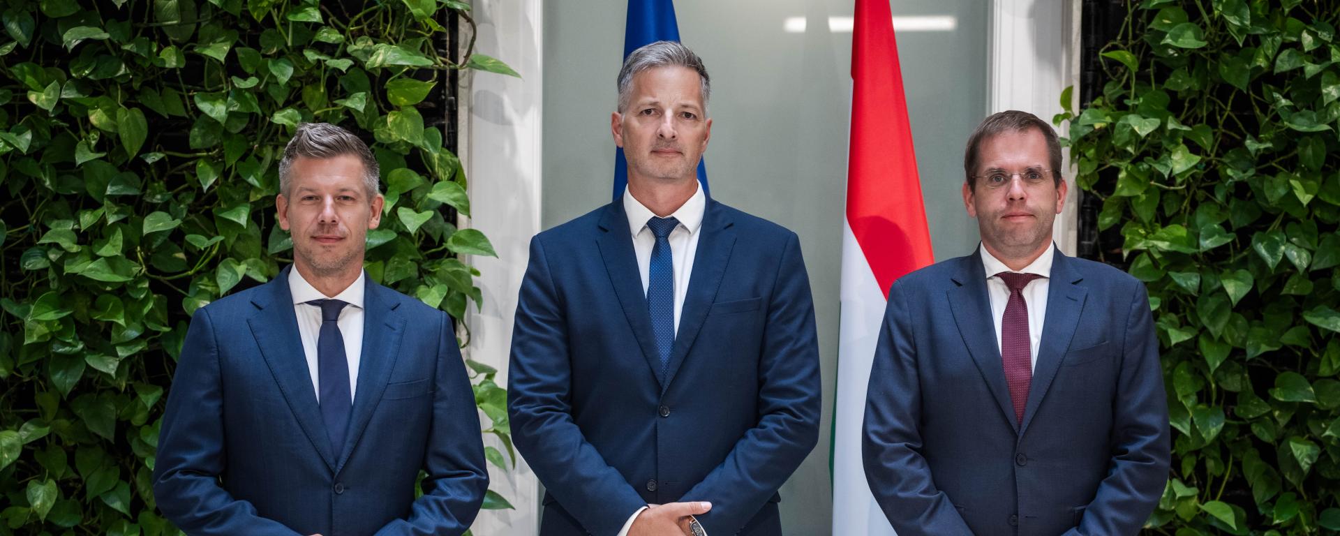 A KEHI új elnöke, Szeverényi Dávid a kormányfő és a Miniszterelnökséget vezető miniszter társaságában