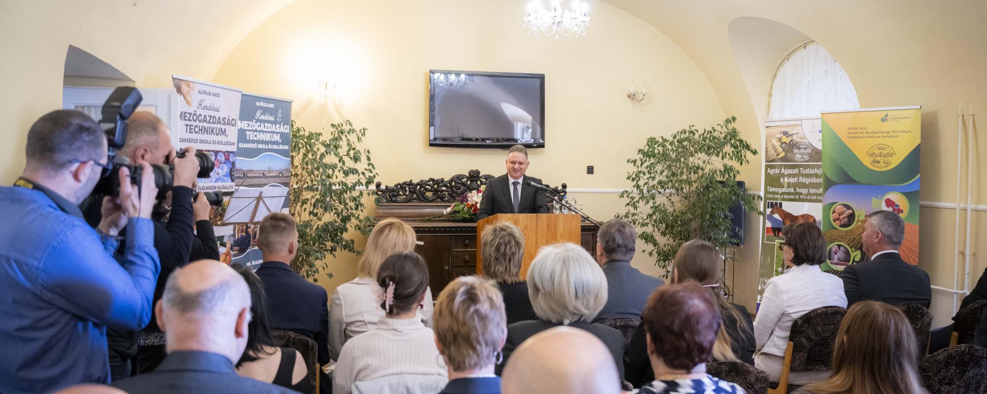 Hubai, Kenderes, beszéd