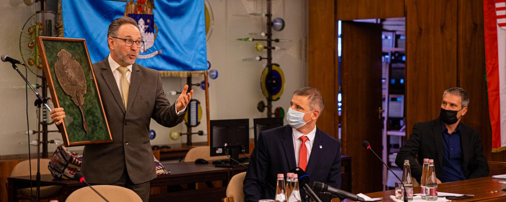 sajtótájékoztató 0204