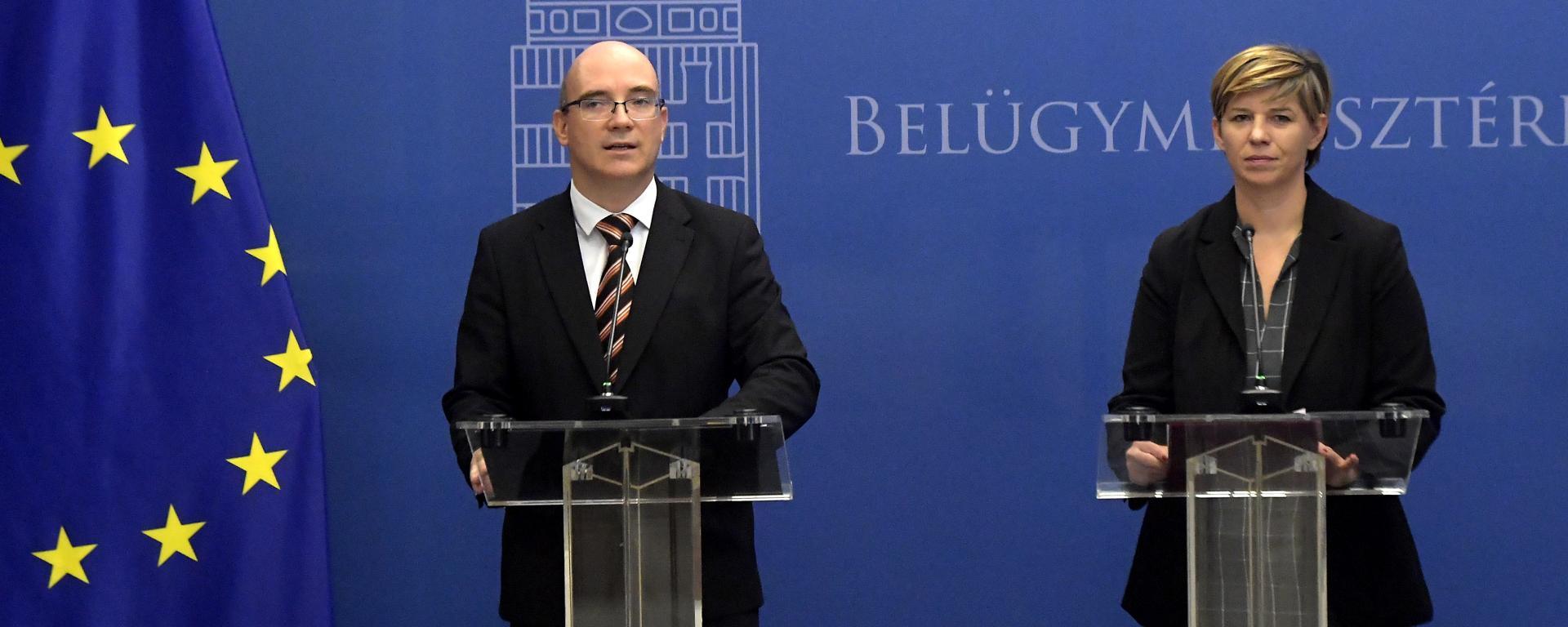 Elindult a végzős középiskolások számára a jogosítványszerzés ingyenes elméleti tanfolyama