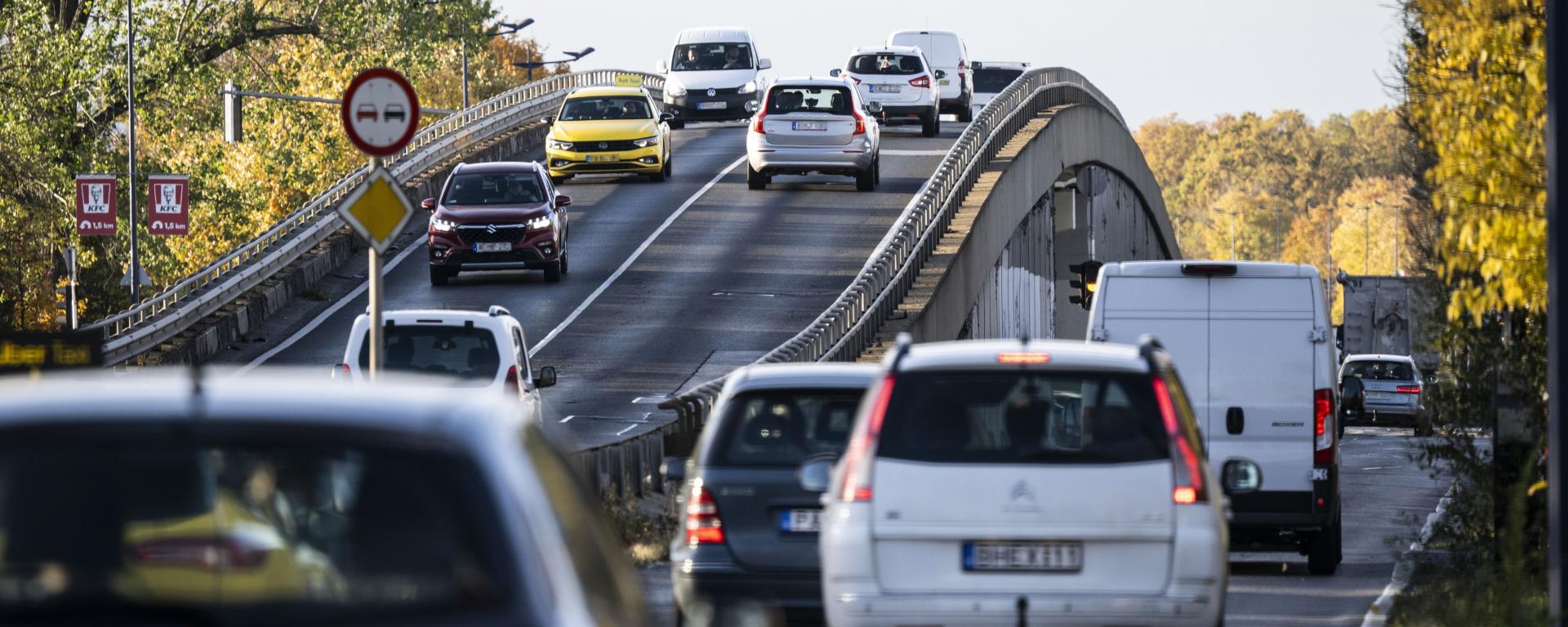 Gépjárműforgalom a Liszt Ferenc Repülőtérre vezető úton Budapesten 2025. október 28-án (fotó: MTI/Szigetváry Zsolt)