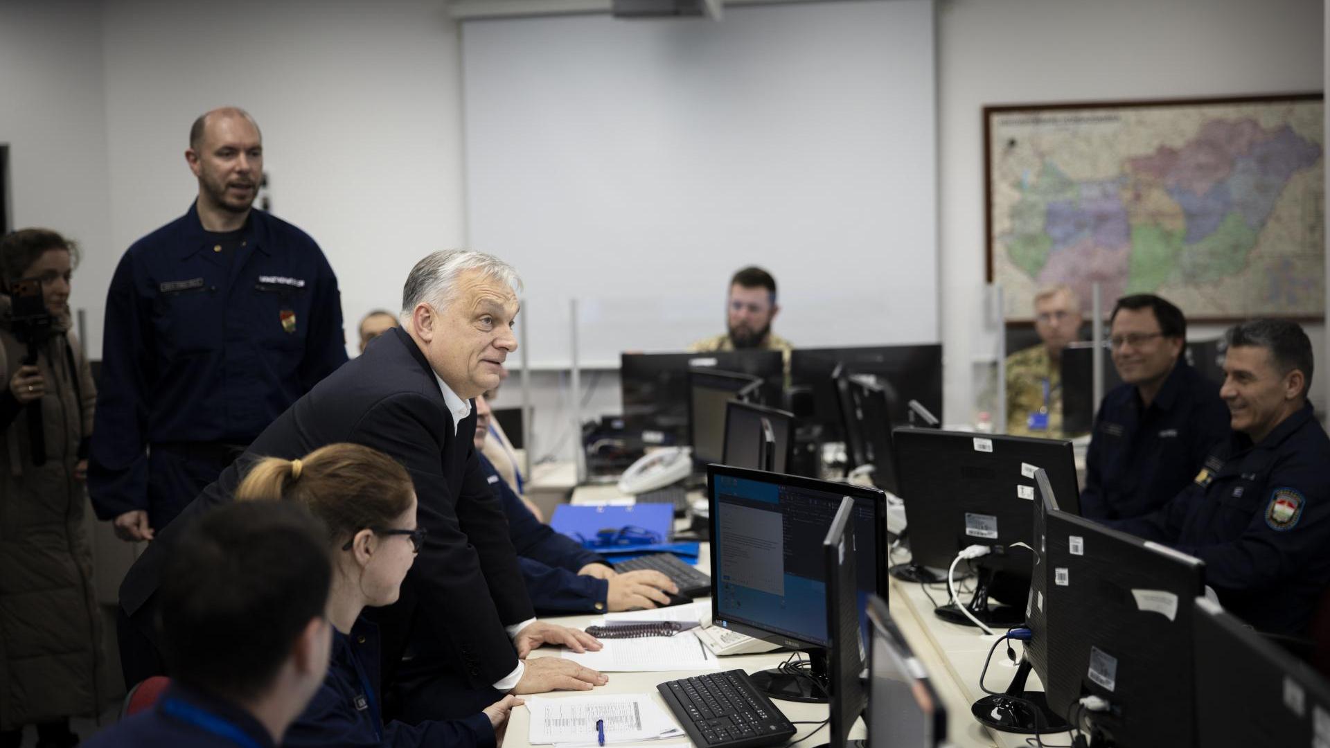 Orbán Viktor látogatást tett az Operatív Törzs Ügyeleti Központjában