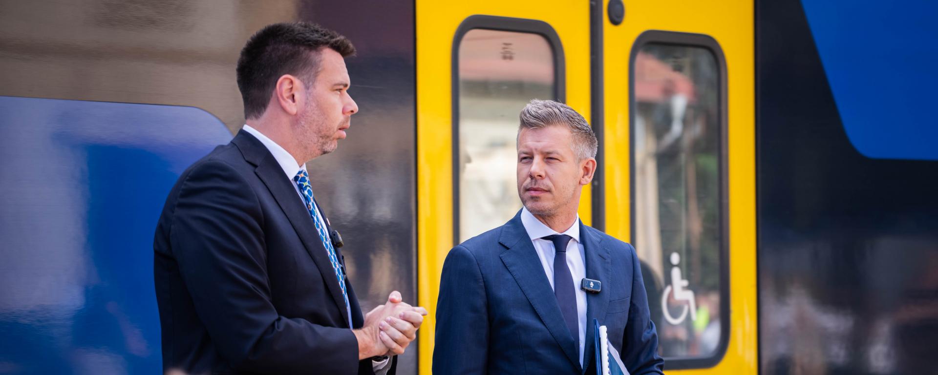 Magyar Péter miniszterelnök és Vitézy Dávid közlekedési és beruházási miniszter a Rákospalota-Újpest vasútállomáson, 2026. július 22-én.