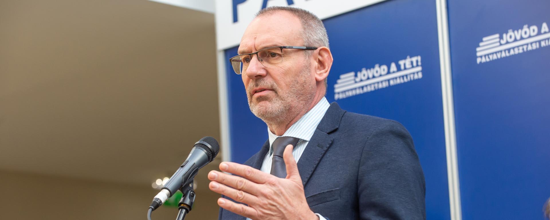 Zsigó Róbert: a kormány januártól munkáshitellel segíti a fiatalokat