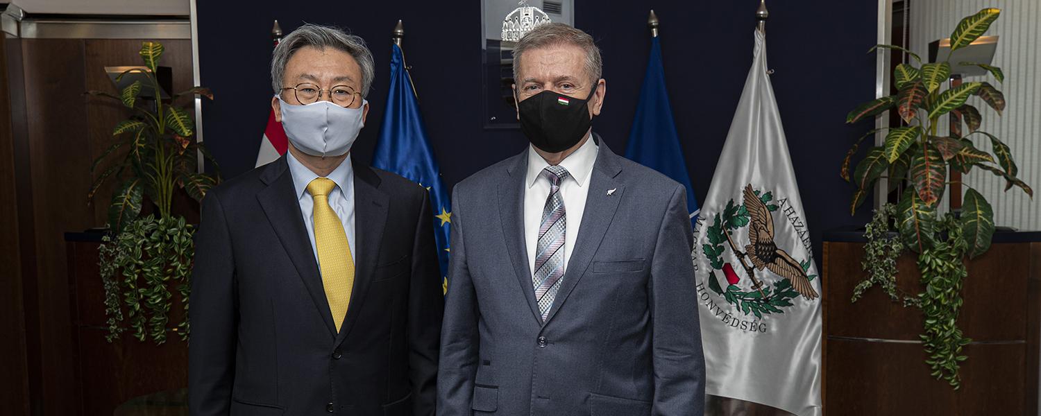 A Koreai Köztársaság nagykövetét fogadta a honvédelmi miniszter