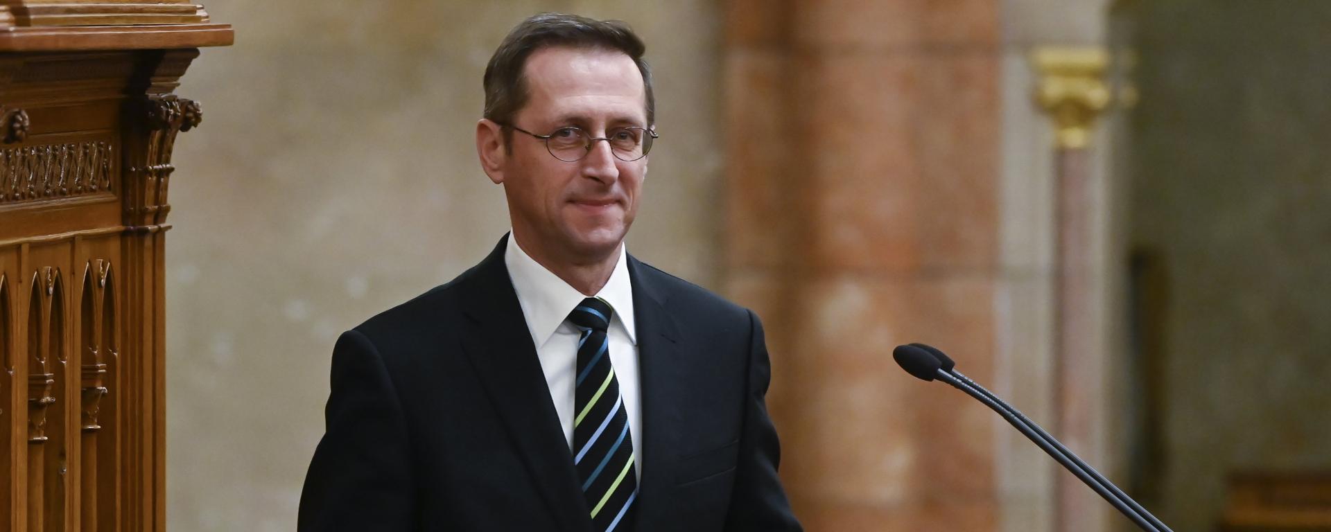 Varga Mihály pénzügyminiszter expozét mond a Magyar Nemzeti Bankról szóló törvény módosításáról szóló javaslat általános vitájában az Országgyűlés plenáris ülésén, 2022. november 22.