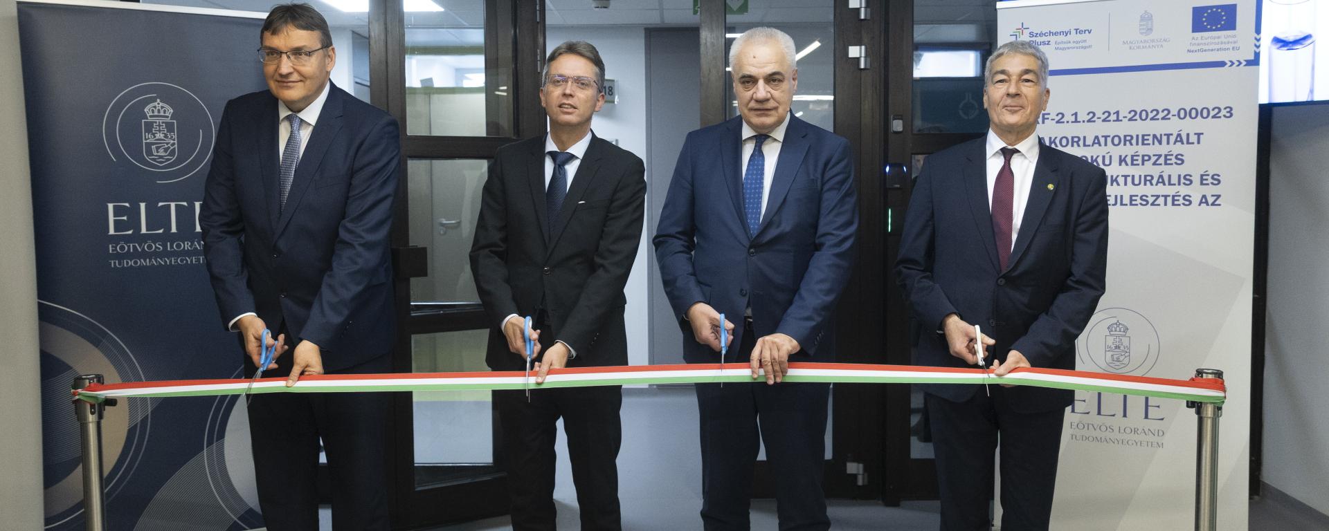 Felavatták az ELTE okoslaboratóriumát a lágymányosi kampuszon