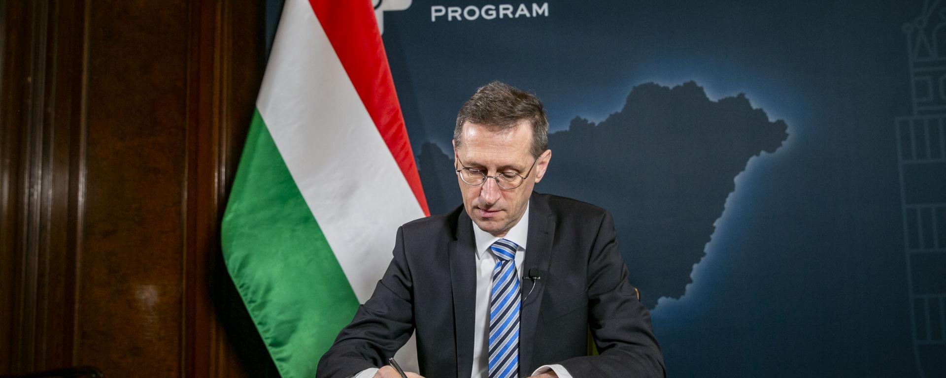 Varga Miháyl ETP szerződéseket ír alá, 2021. február