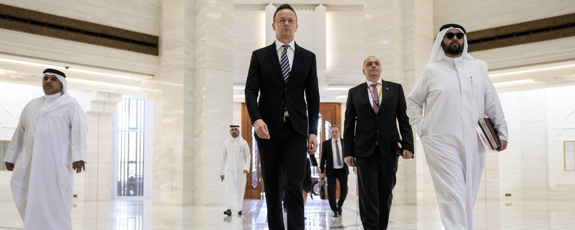 Katar frissen kinevezett miniszterelnöke elsőként Szijjártó Pétert fogadta Dohában