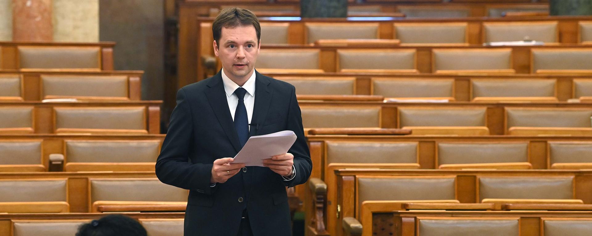 Izer Norbert, a Pénzügyminisztérium adóügyekért felelős államtitkára ismerteti az egyes adótörvények módosításáról szóló javaslatot az általános vita megkezdésekor az Országgyűlés plenáris ülésén 2021. május 18-án. MTI/Bruzák Noémi, 2021. május 18.