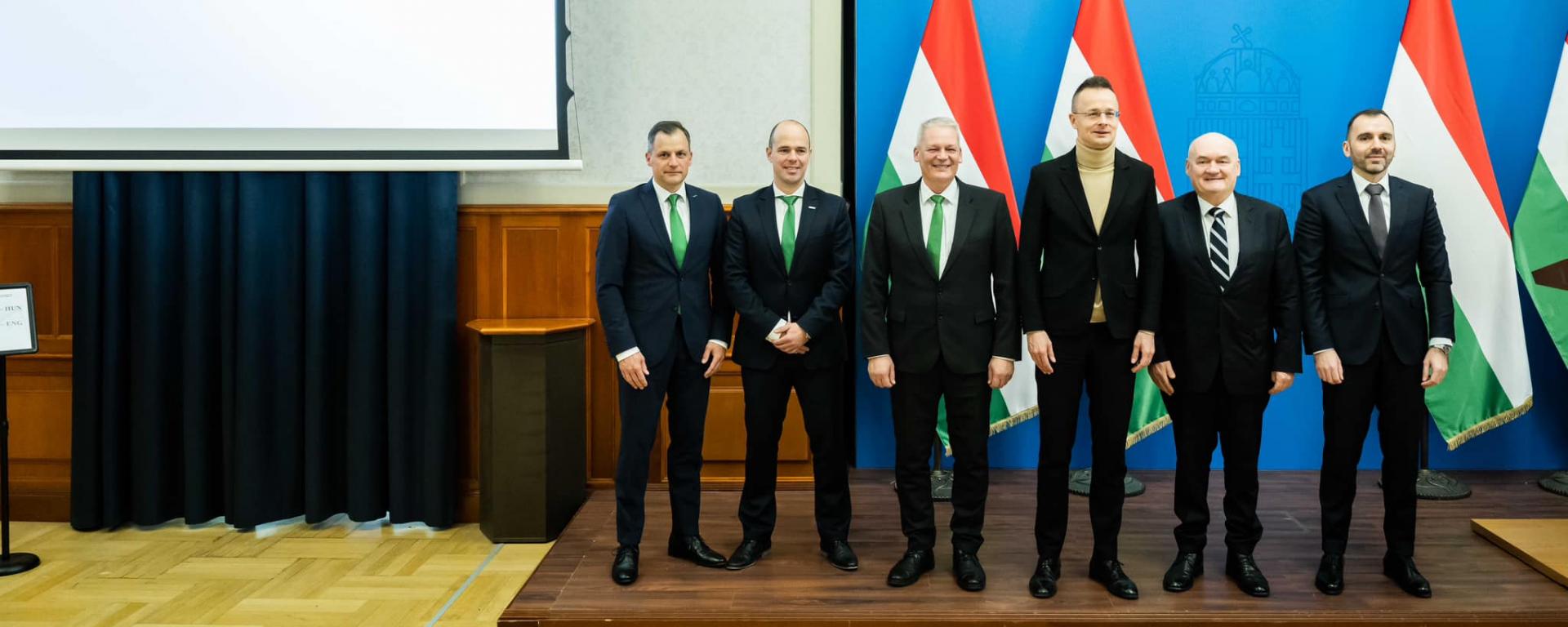 Szijjártó Péter: Magyarország jó eséllyel indul az elektromos autóipar kutatás-fejlesztési beruházásaiért folyó versenyben is4