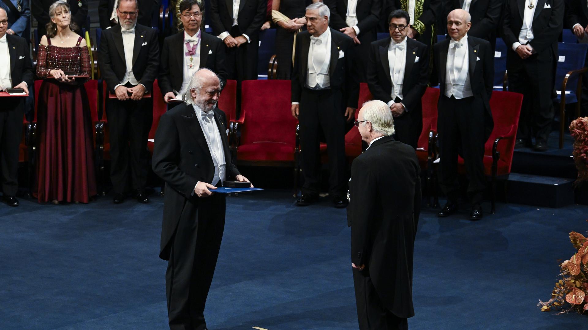 Krasznahorkai László átvette az irodalmi Nobel-díjat