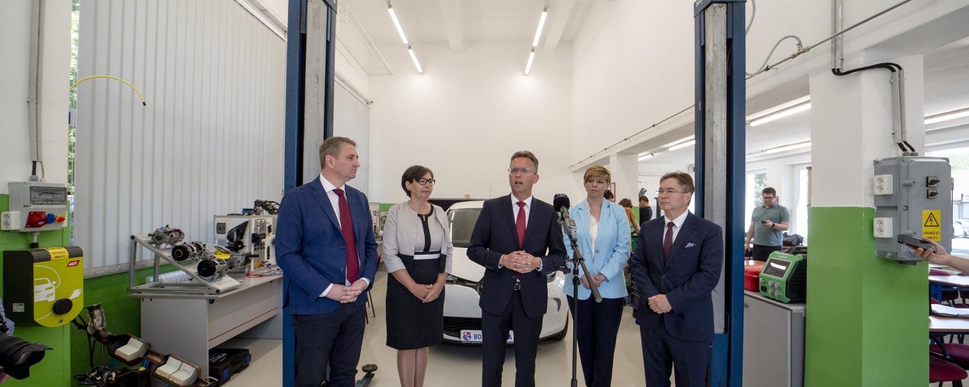 Bemutatták az egri szakképzési centrum alternatív járműhajtási oktatólaborját