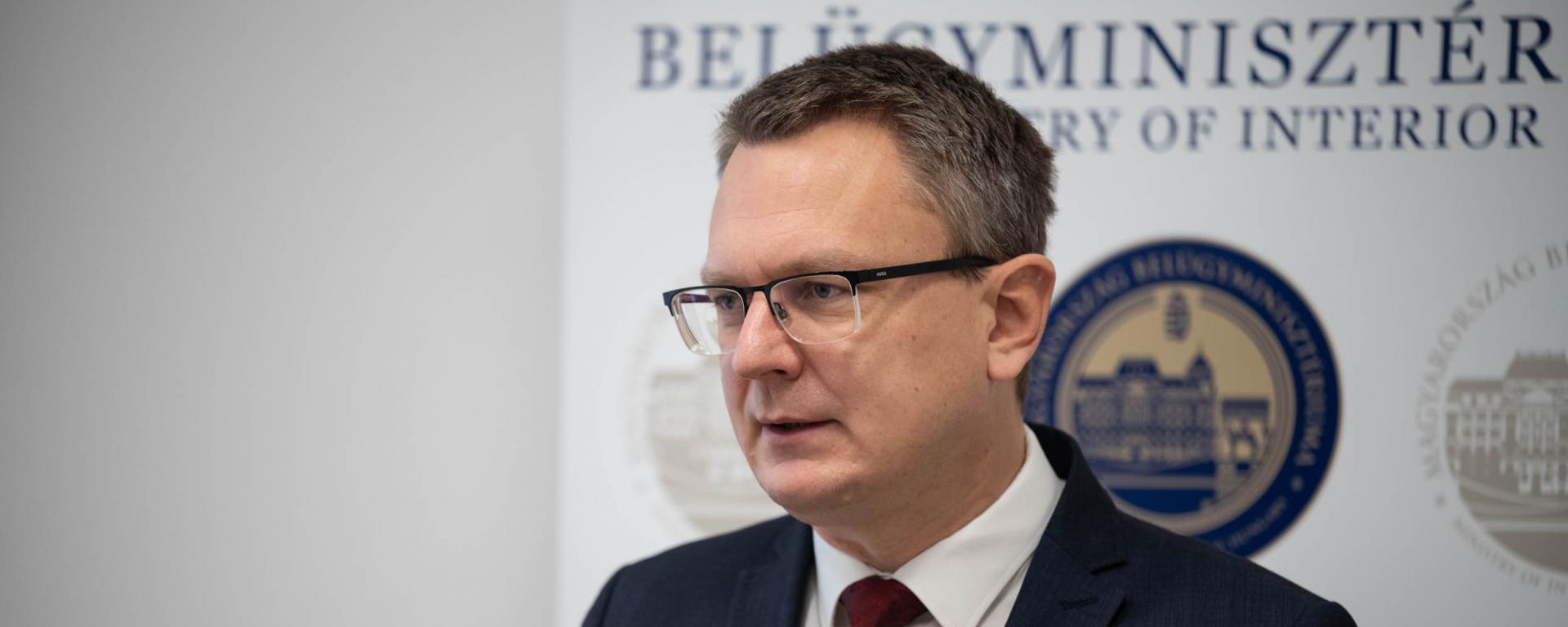 Rétvári Bence: minden vágyott gyermek szülessen meg!