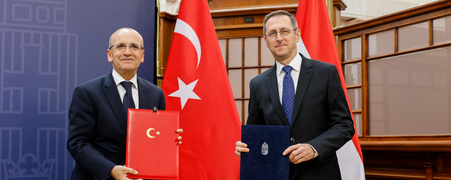 török pénzügyminiszter