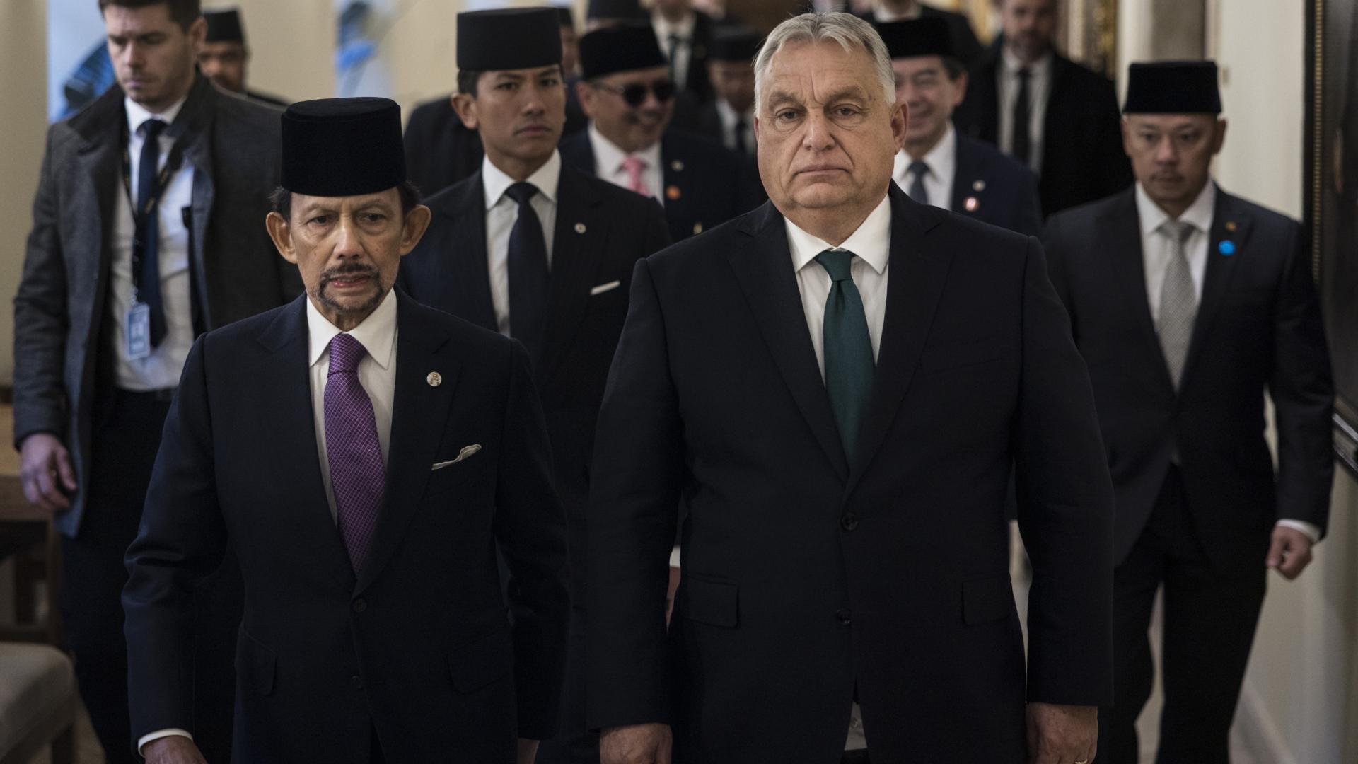 Orbán Viktor hivatalában fogadta Hászánál Bolkiáht, Brunei szultánját