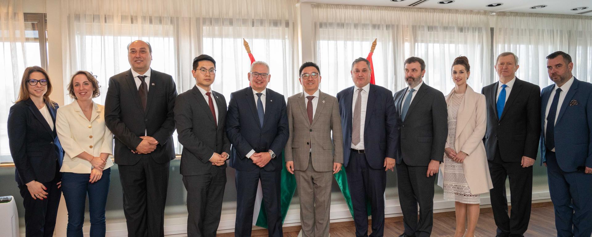 csoportkép, nio, palkovics, akku